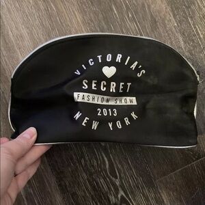 NEW Victoria's Secret Official Fashion Show 2013 Make-Up Bag & Brush Set MSRP$85